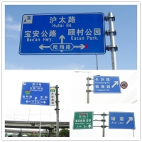 上海虹口区一道路指示牌掉落，安全检查刻不容缓！
